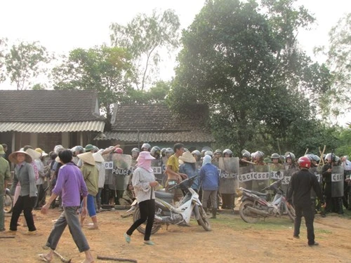 Khởi tố vụ dân bắt trói bốn công an, đập phá nhà cán bộ xã ảnh 1 Khởi tố vụ dân bắt trói bốn công an, đập phá nhà cán bộ xã ảnh 1